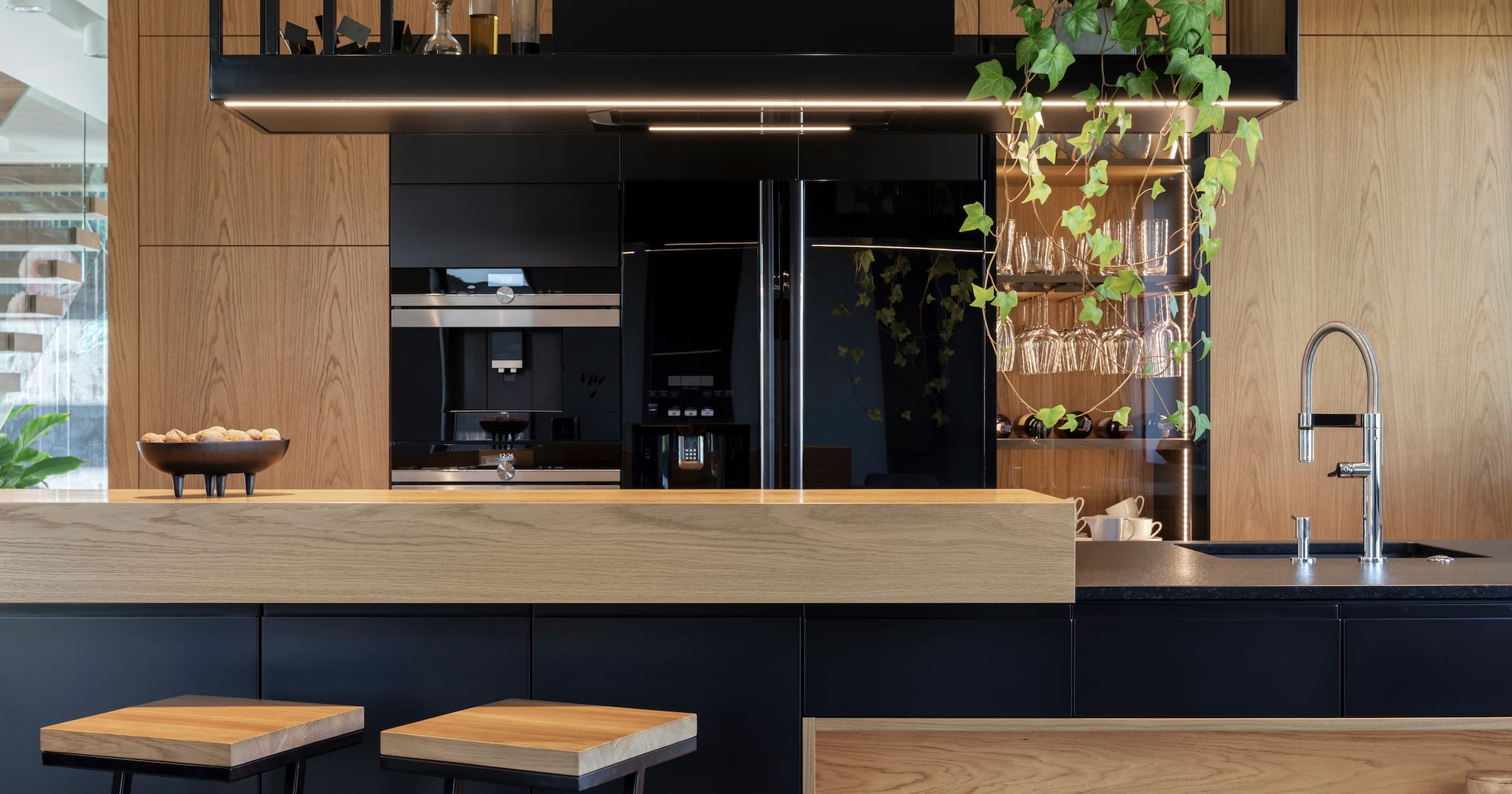 Une cuisine ouverte avec ruban LED  Cuisine moderne, Cuisines design,  Design de cuisine moderne