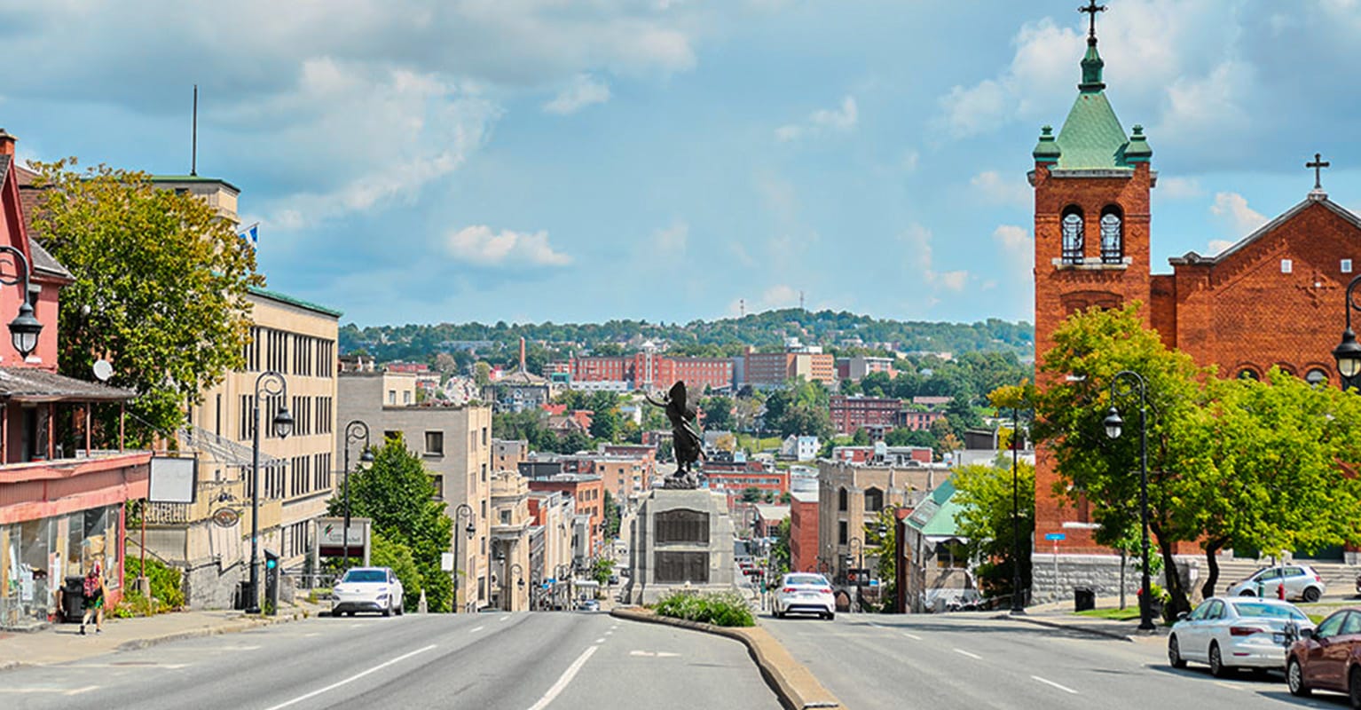 Vue d'un quartier au Québec avec de nombreux bâtiments illustrant l'importance de choisir sa ville en fonction de ses préférences et besoins