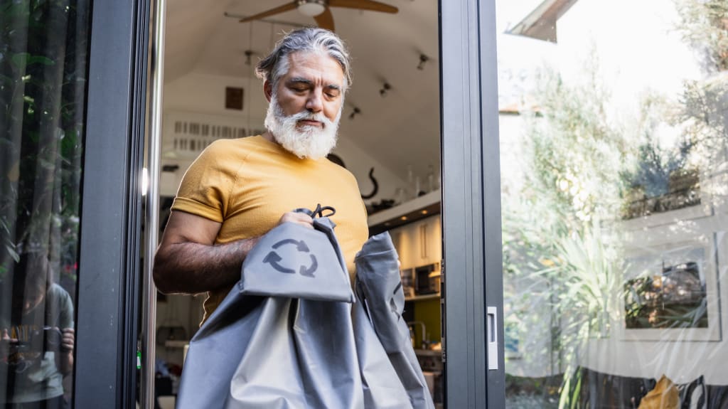 Homme tenant un sac de recyclage réutilisable