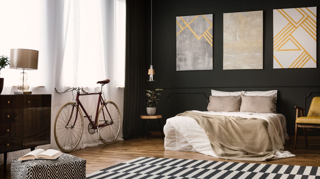 Chambre à coucher moderne avec murs et décorations noirs
