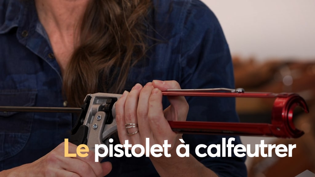 L’outil présenté dans cette capsule, le pistolet à calfeutrer, est utile pour les réparations de fenêtres et de salles de bains.