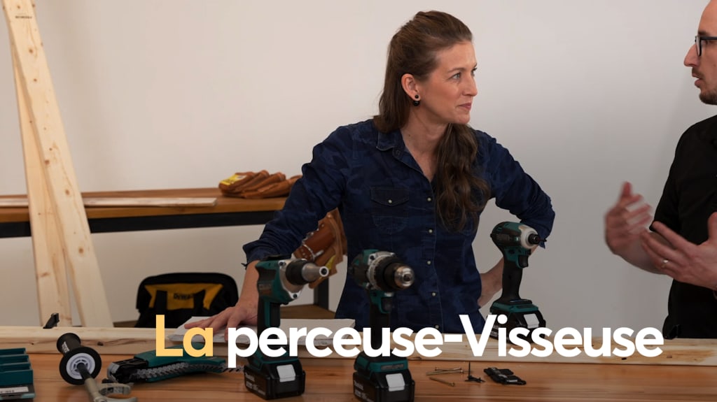 Stéphanie Lévesque présente la perceuse-visseuse dans la capsule vidéo d'aujourd'hui.