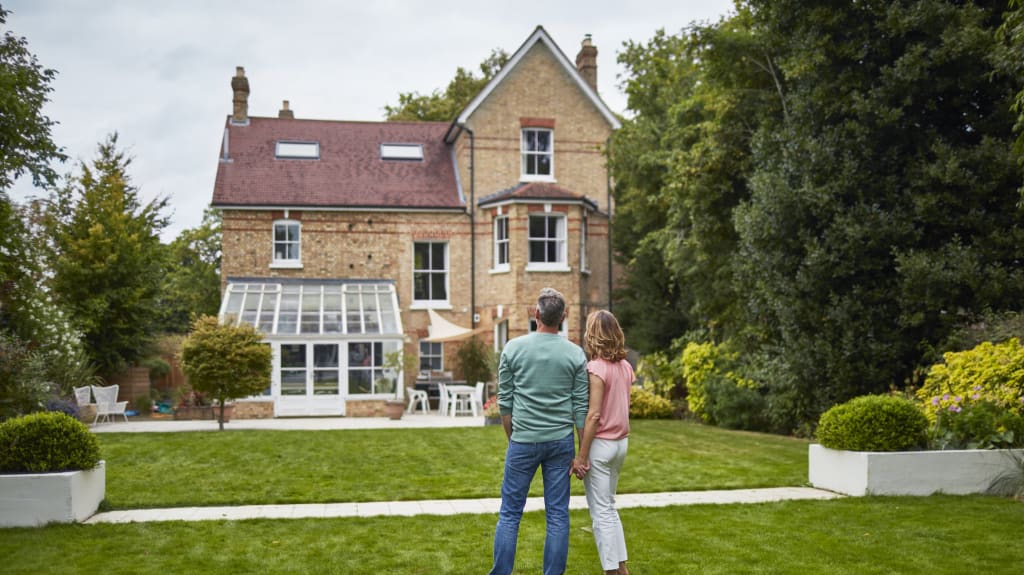 Couple regardant une belle propriété