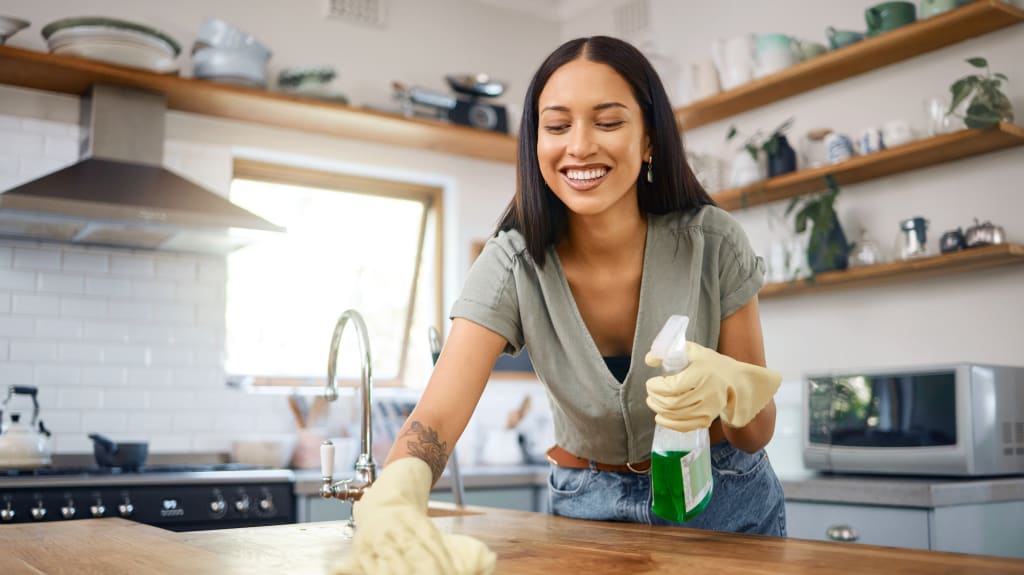 Femme nettoyant un comptoir