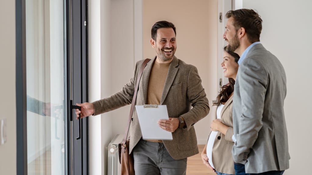 Deux acheteurs potentiels discutent avec un courtier inmmobilier
