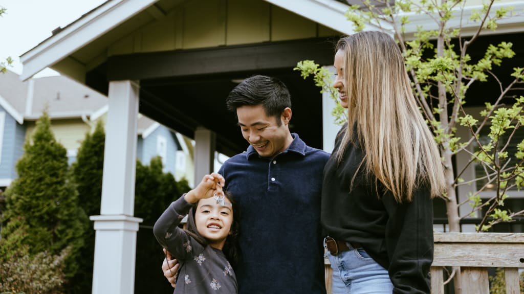 Petite fille tenant les clés de la nouvelle maison achetée par ses parents