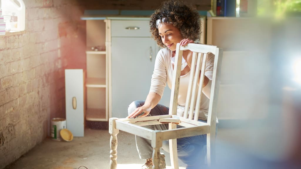 Femme ponçant une chaise