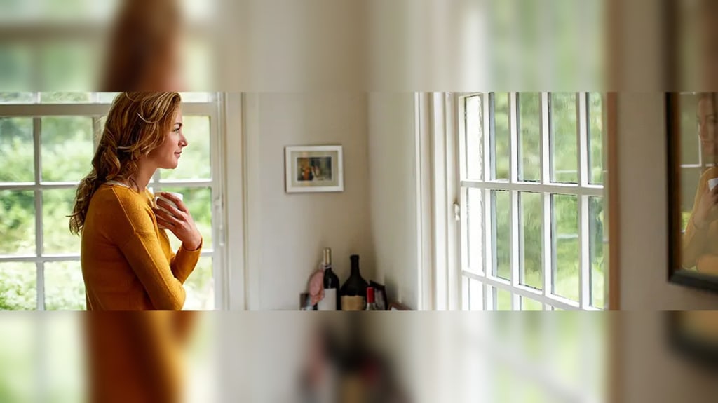 femme se questionnant entre vendre ou rénover dans sa maison