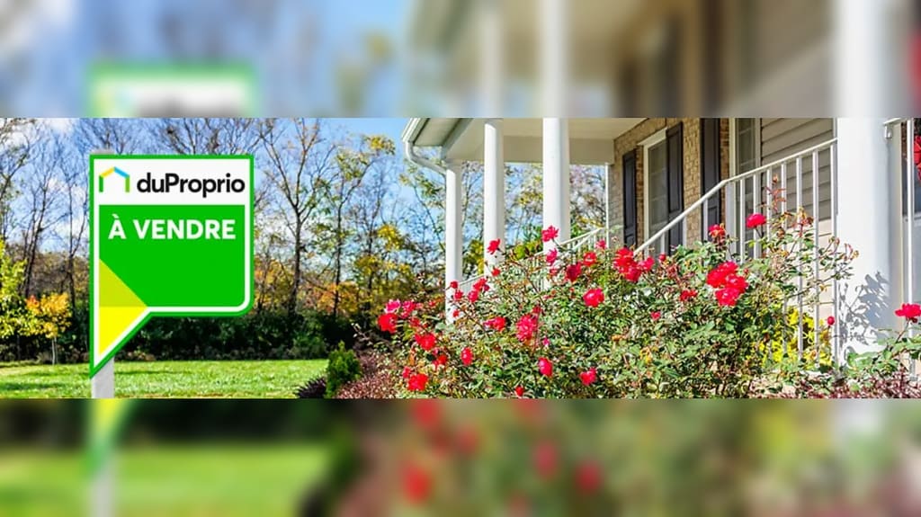 Maison fleurie au printemps avec pancarte à vendre avec DuProprio