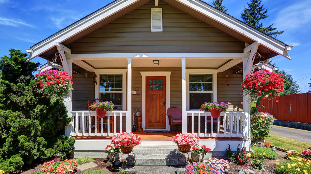 Photo of a renovated Quebec home with well-kept landscaping (welcoming façade, summer season)