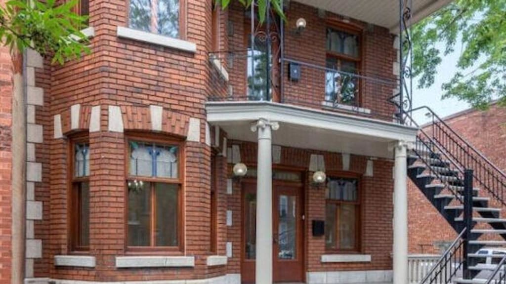 Facade d'un duplex en brique rouge