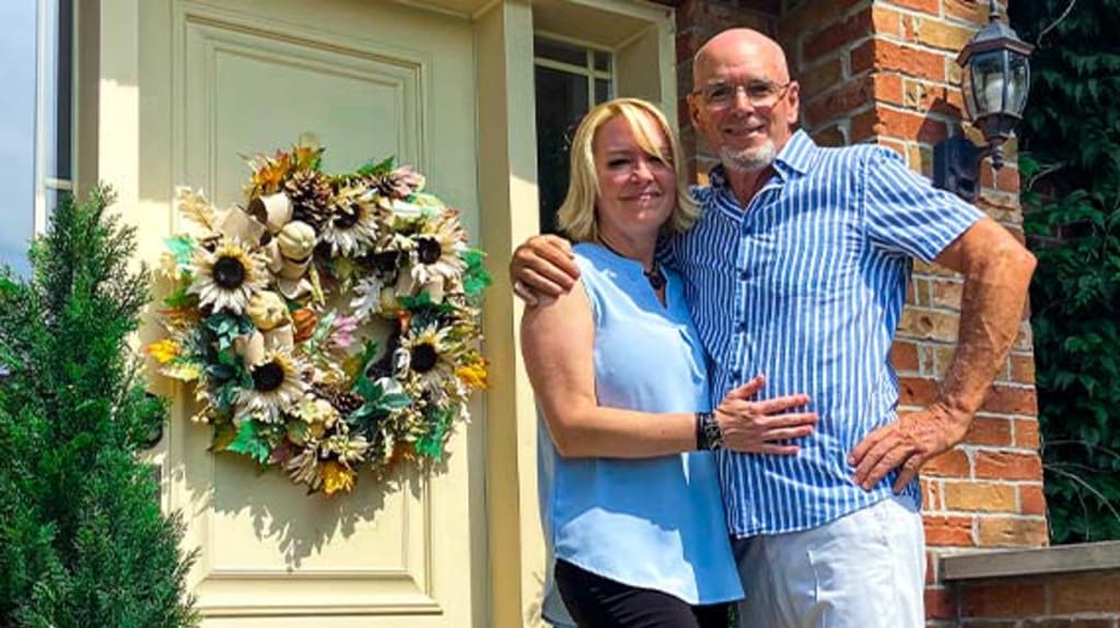 André et Kim de Tout pour vendre devant leur maison