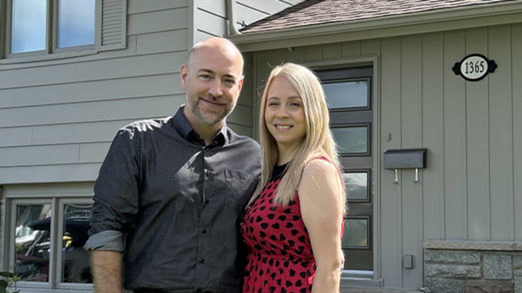 Mariève et Tristan devant leur maison à vendre à Chambly
