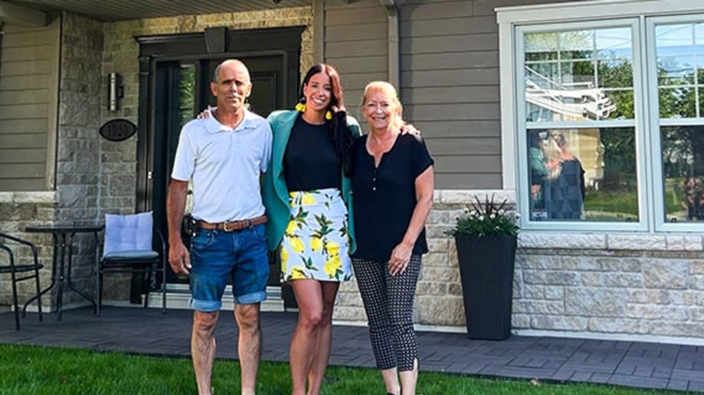 Jessica et ses parents Mario et Lisette devant leur maison en vente