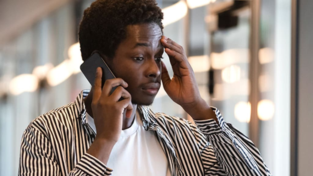 Homme recevant un appel de sollicitation