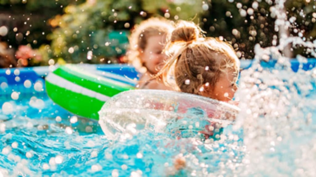 Deux enfants jouant dans la piscine avec des anneaux gonflables