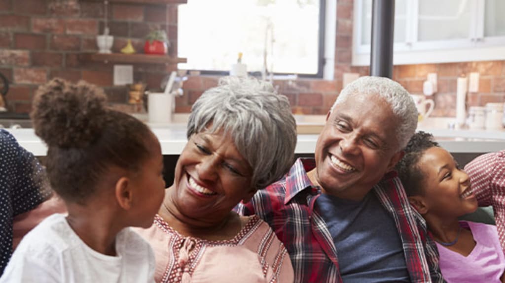 Famille heureuse rassemblée dans sa maison intergénérationnelle