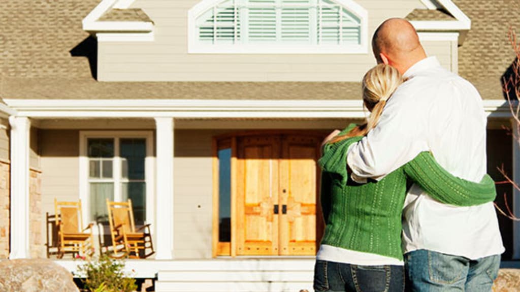 Couple d'acheteurs regardant sa nouvelle maison