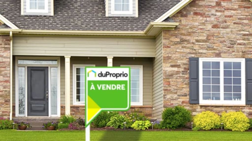 Maison à vendre avec une pancarte Duproprio