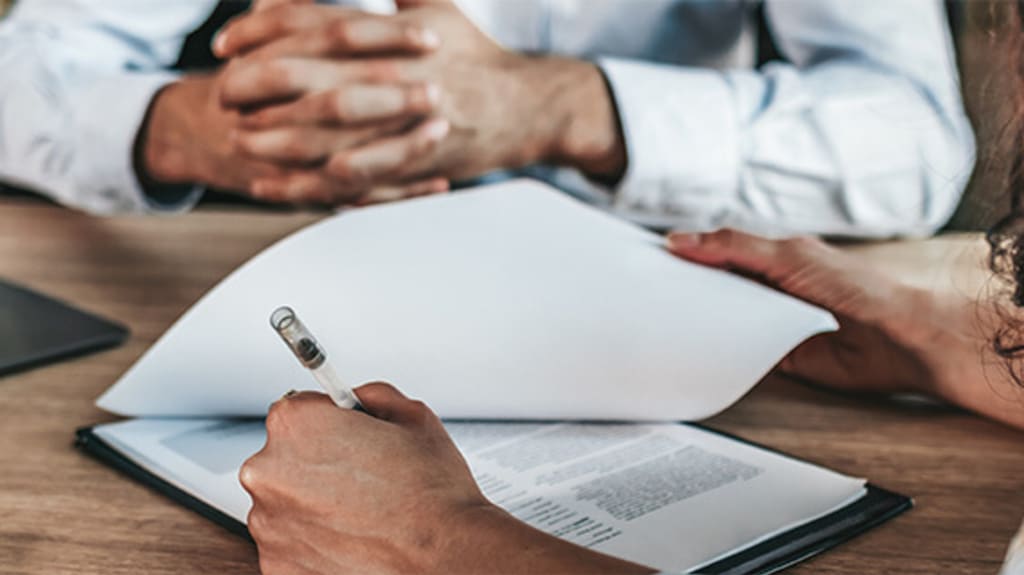 Deux personnes discutant d'un contrat