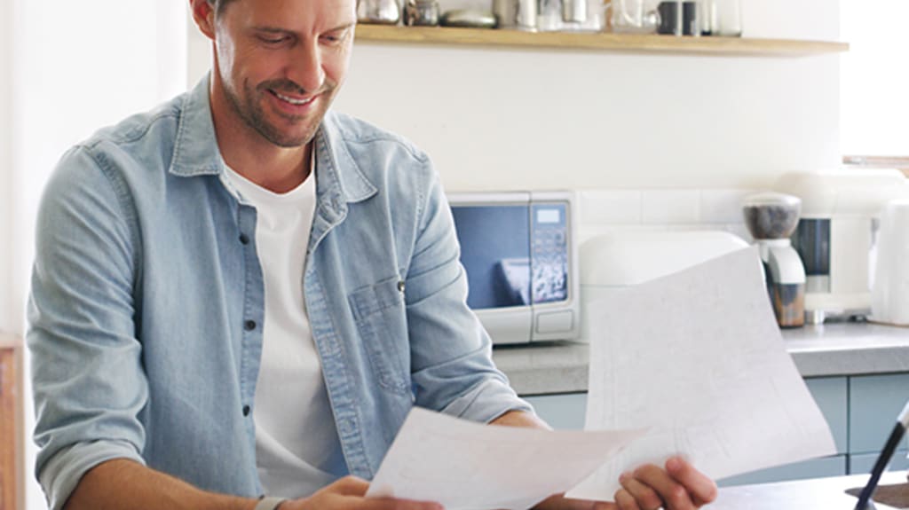 Un homme regarde des documents avec attention