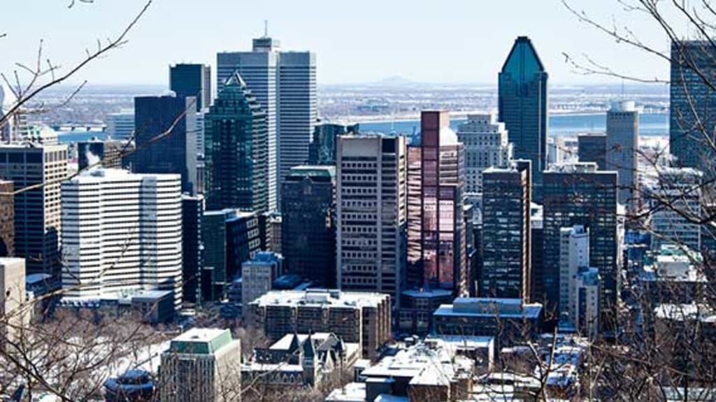 Panoramic view of the snow-covered buildings of Montreal