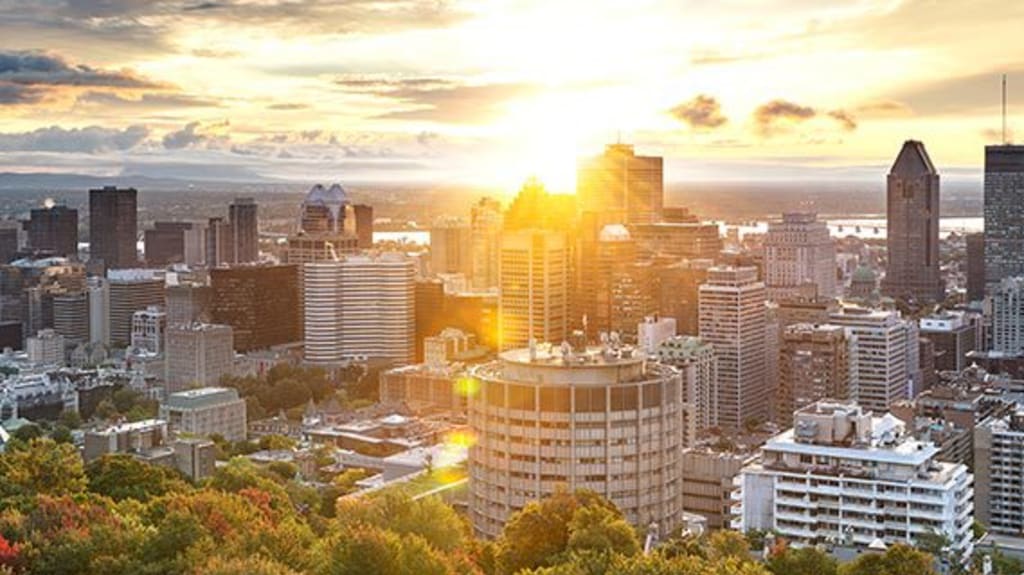Vue de haut sur les gratte-ciels de la ville de Montréal sous un ciel illuminé