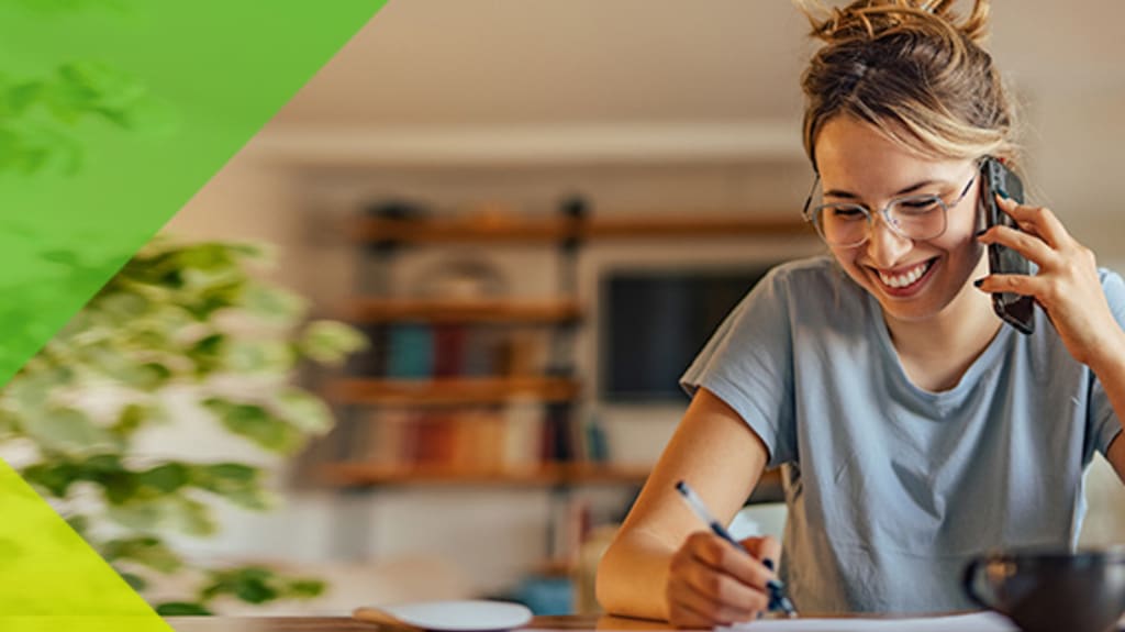 Femme discutant au téléphone prenant des notes