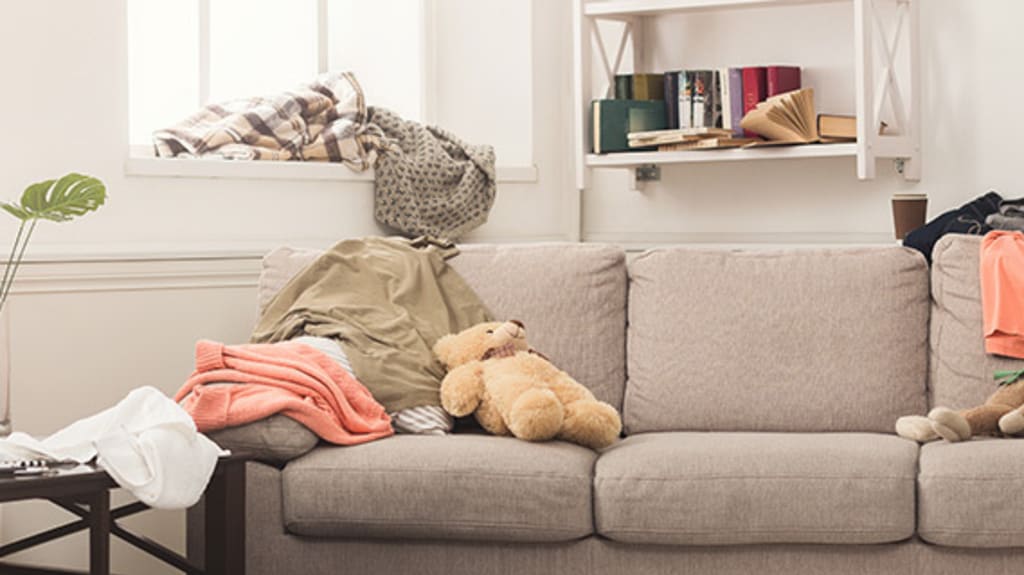 Salon en désordre avec objets qui devraient être rangés pour une visite libre de maison