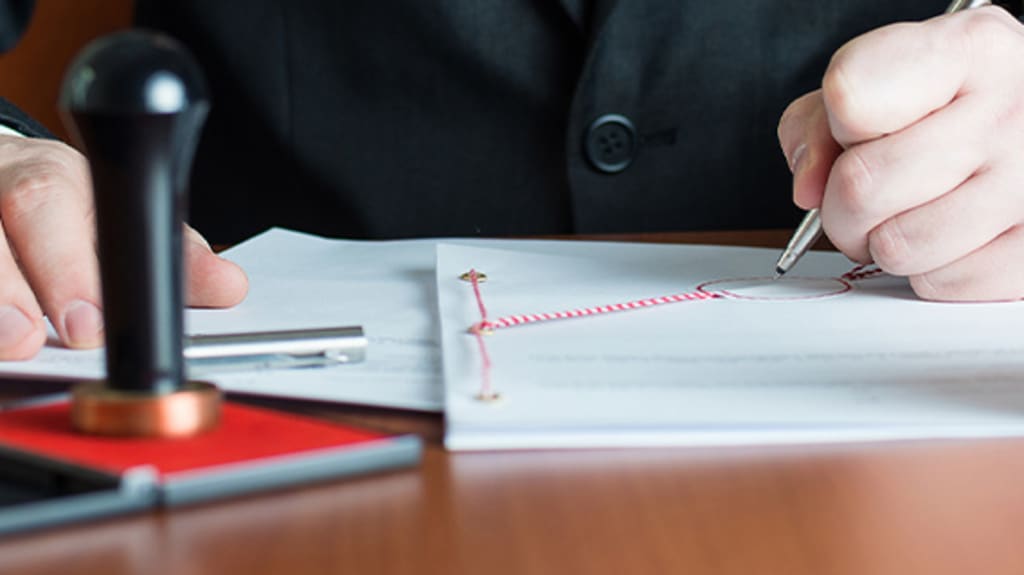 Notaire signant un document immobilier
