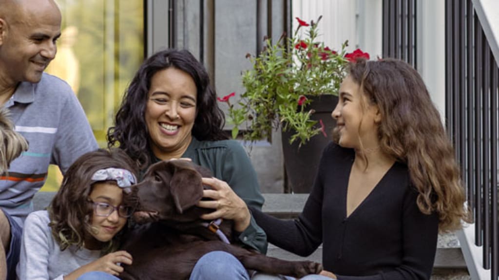Famille devant leur maison de rêve