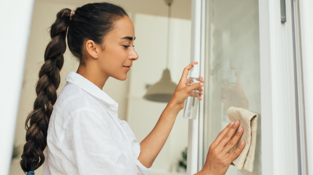Femme lavant les fenêtres avec un chiffon