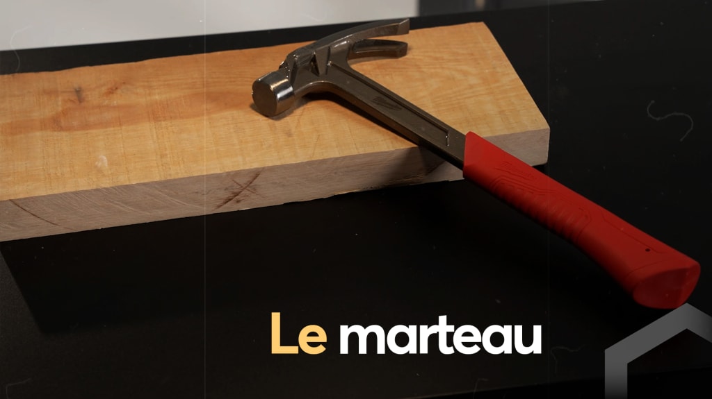 Stéphanie Lévesque présente le marteau dans la nouvelle capsule du Coffre à outils