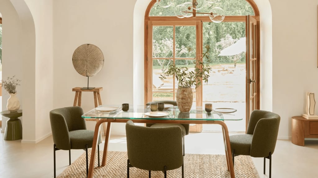 Salle à manger rappelant les années 70, au plancher de bois pâle, avec chaises vert olive 