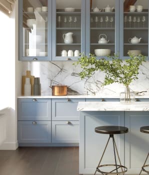 Cuisine rustique de couleur bleu clair, avec dosseret de marbre blanc