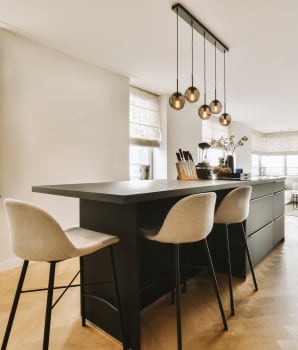 Cuisine moderne avec sol en bois, murs blancs et armoires noires