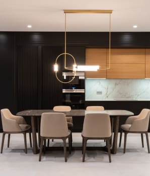 Suspension architecturale lumineuse au-dessus d’une table à manger