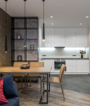 Étagère double en hauteur qui sépare la cuisine de la salle à manger