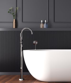 Baignoire blanche dans une salle de bain noire avec façade nervurée
