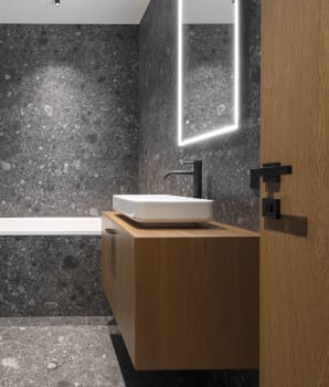 Salle de bain avec carrelage en pierre et meuble en bois