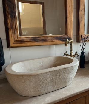 Robinetterie en bronze sur lavabo en pierre