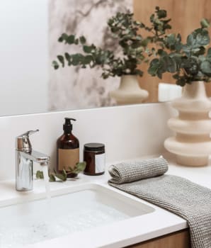 Accessoires décoratifs scandinaves près d’un lavabo