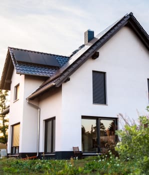 Maison unifamiliale durable noire et blanche