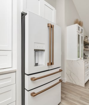 Réfrigérateur et armoires de cuisine avec grosses poignées 