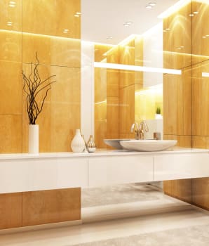 Salle de bain audacieuse avec miroirs et murs lustrés de couleur jaune