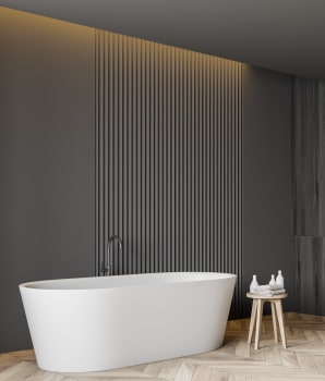 Salle de bain aux murs gris contrastant avec un plancher de bois pâle