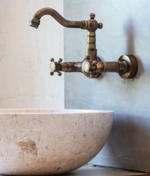 Robinet de salle de bain vintage avec évier à cuvette et bouteille de salon liquide