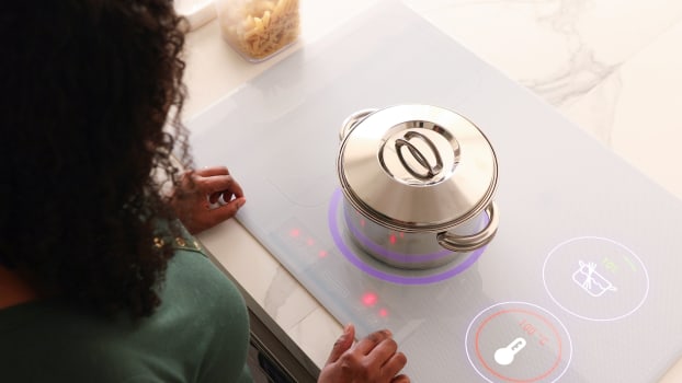 Personne qui interagit avec un appareil domestique intelligent