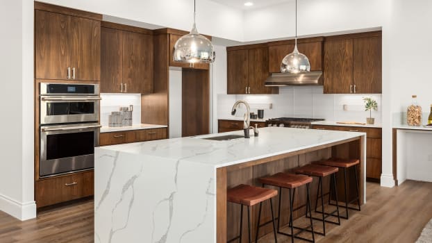 Armoires de cuisine en bois foncé
