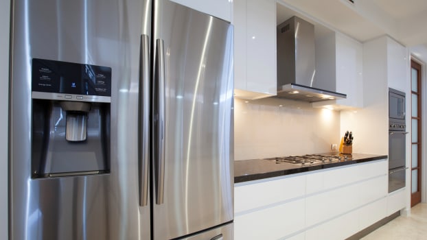 Cuisine contemporaine avec gros réfrigérateur intelligent